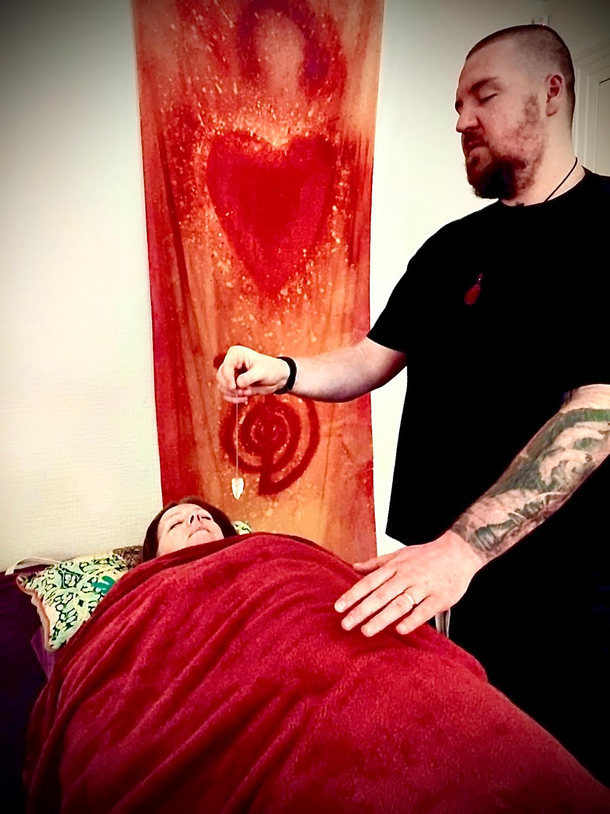 Reiki session in Glasgow - Reiki Glasgow practitioner using crystal healing
